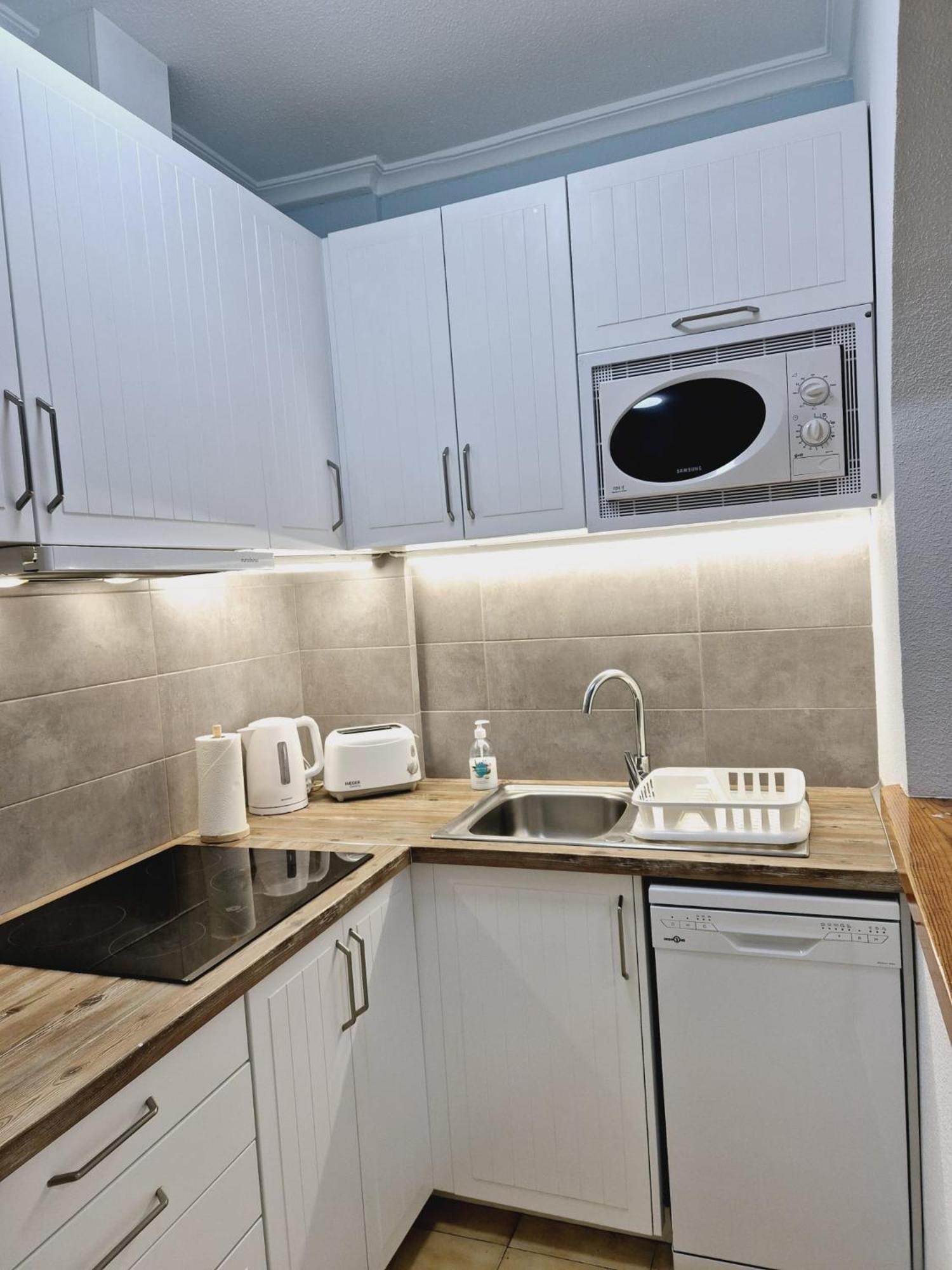 La Casa De Veronica - Serene Apartment With Shared Pool, Steps From The Beach Торевьиа Экстерьер фото