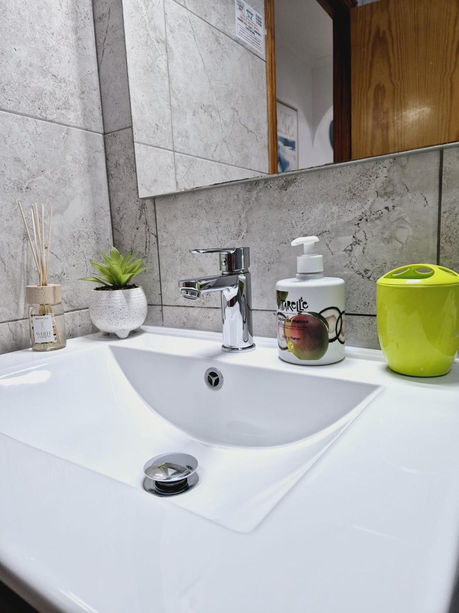 La Casa De Veronica - Serene Apartment With Shared Pool, Steps From The Beach Торевьиа Экстерьер фото